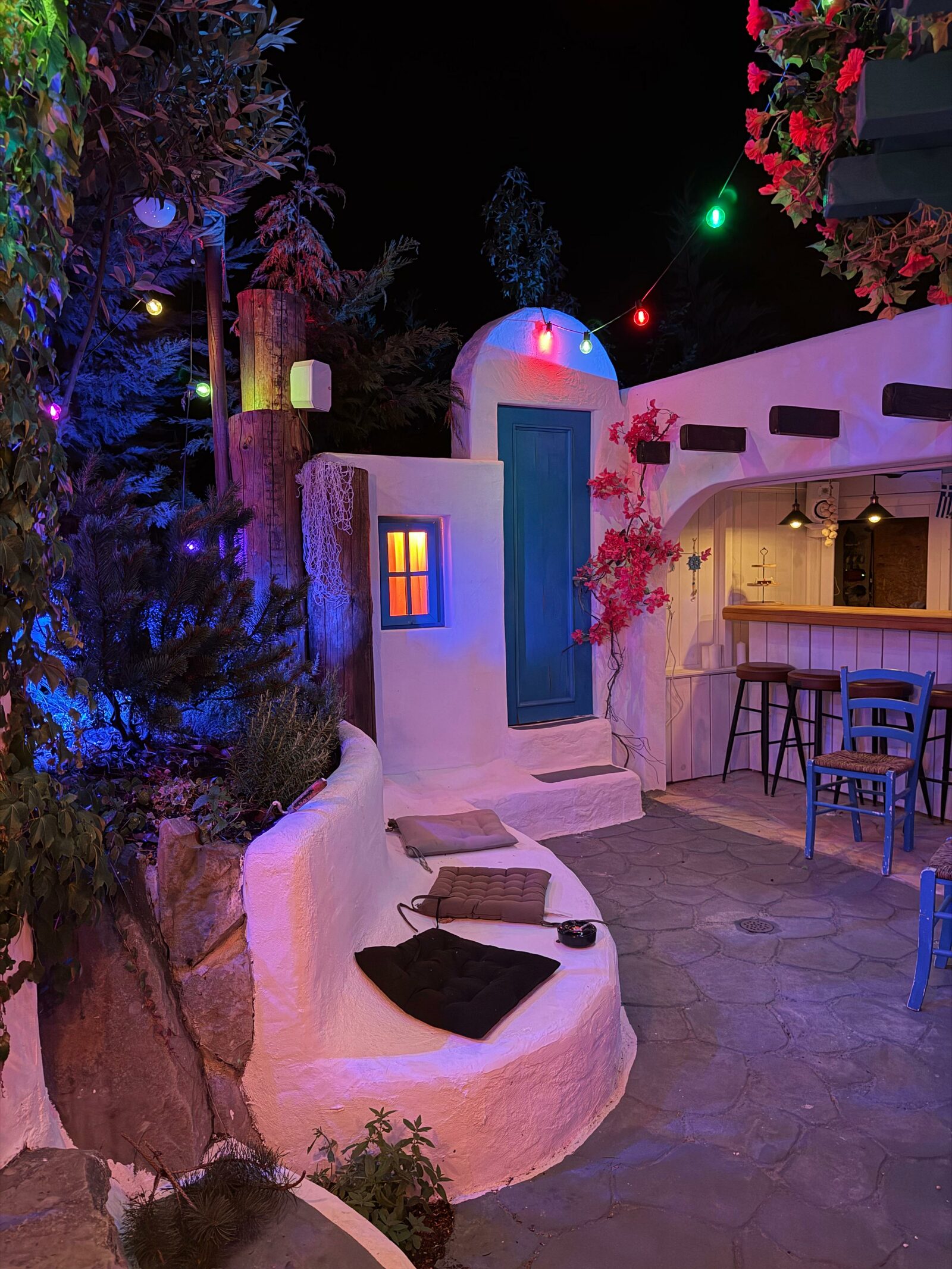 Klein-Griechenland bei Nacht – Taverne mit Lichterkette