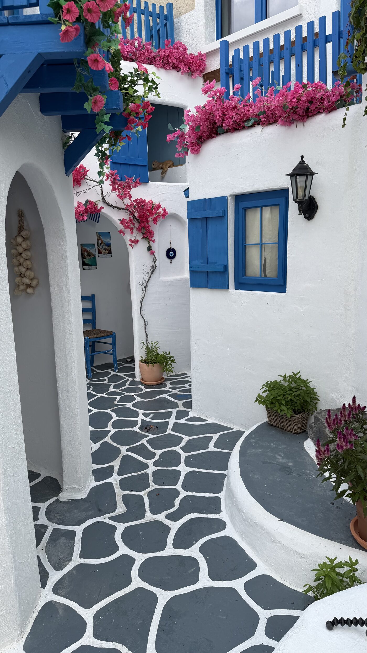 Weisse Gasse mit Laterne